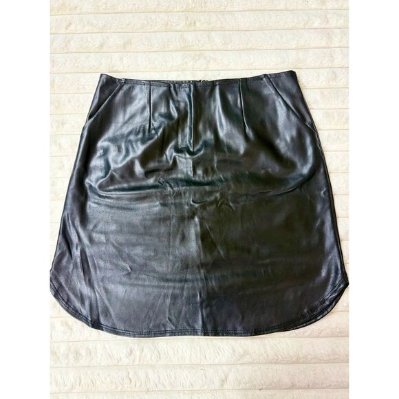 Windsor Dresses & Skirts - Windsor Vintage Faux Black Leather Mini Skirt Biker Curved Hem Size Small